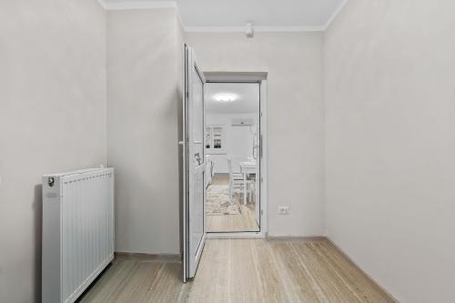 Zuhanyzó, Casa Albă (Casa Alba) in Roman