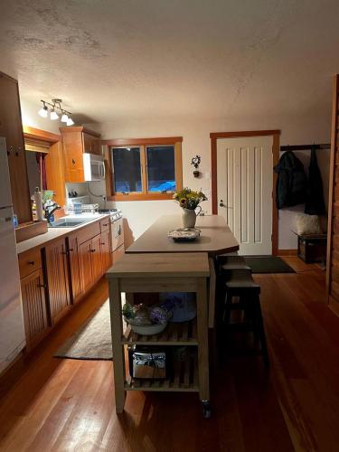 Secluded Cabin in Polebridge, Montana, with Fantastic Views of Glacier National Park - Dream Glampin in เวสต์ กลาเซียร์(MT)