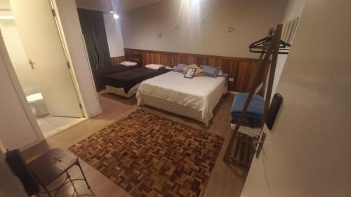 1 queen bed, 2 twin beds