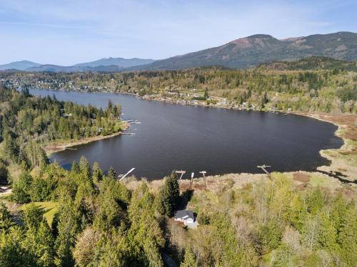 Big Lake Waterfront Retreat in 弗農山