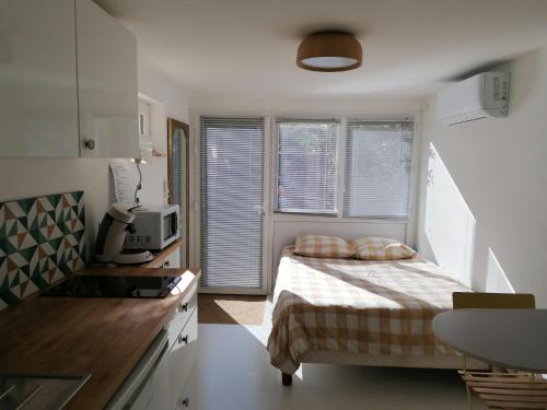 Bed, Charmant studio - Terrasse - Parking gratuit in Prunet
