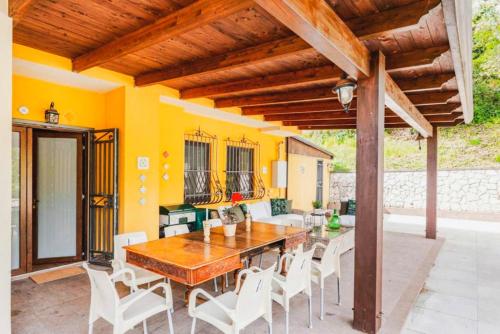Panoramic Villa with Exclusive Pool in Irpinia in Тауразі