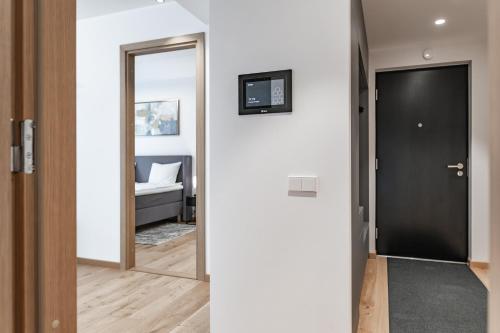 Sea View Family Apt in Kalaranna District with Balcony and Free Parking - image 3