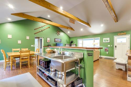 Year-Round Loon Lake Retreat: Ski, Hike, Explore! in Chestertown (NY)
