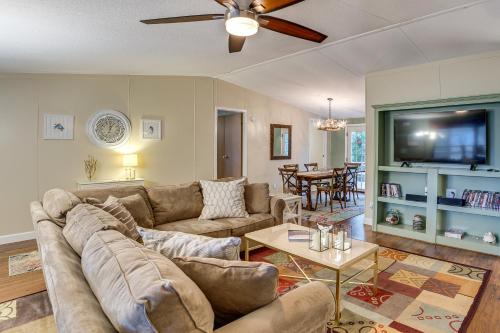 Charming Home with Deck and Yard - 1 Mi to Lake Texoma in Willow Spring, USA