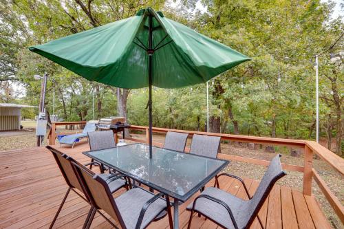 Charming Home with Deck and Yard - 1 Mi to Lake Texoma in Willow Spring, USA