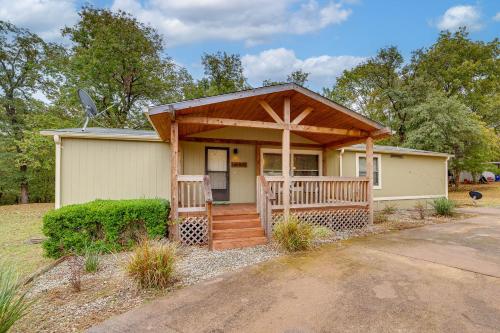 Charming Home with Deck and Yard - 1 Mi to Lake Texoma in Willow Spring, USA
