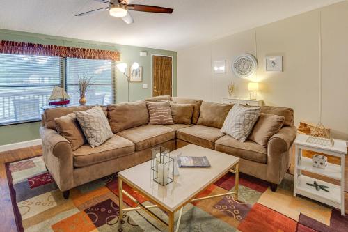 Charming Home with Deck and Yard - 1 Mi to Lake Texoma in Willow Spring, USA