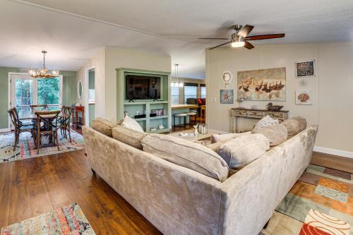Charming Home with Deck and Yard - 1 Mi to Lake Texoma in Willow Spring, USA