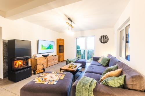 ห้องส่วนกลางสำหรับนั่งเล่น/ดูทีวี, Luxus-Ferienhaus mit Sauna, Hot Tub und grandiosem Panorama in ลังเงวีเซอ