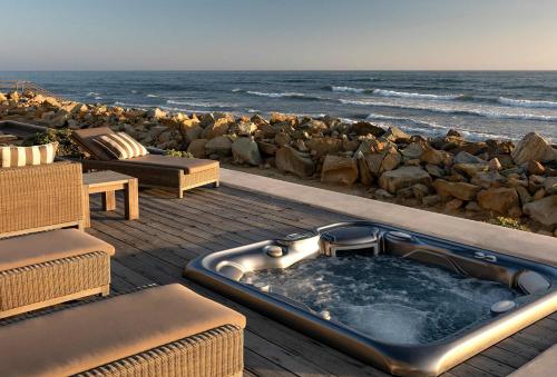 Rincon Refuge - Beachfront for 6 in Faria Beach (CA)