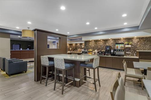 Best Western Plus North Houston Inn & Suites - image 12