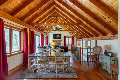 White Oak Cabin in Banner Elk, USA
