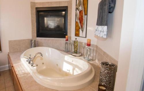 Fürdőszoba, Elegant Lodge Rental with Lovely Countryside Views near Charlottesville, Virginia in Keswick (VA)