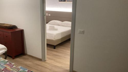 1 queen bed, 1 double bed