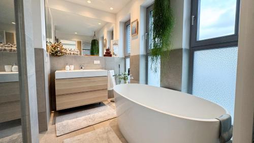 浴室, Stylish Riverfront Penthouse with Skyline View in 奧芬巴赫
