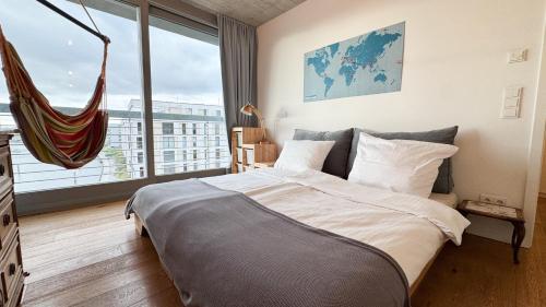 Stylish Riverfront Penthouse with Skyline View in 奧芬巴赫