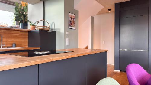 Stylish Riverfront Penthouse with Skyline View in 奧芬巴赫