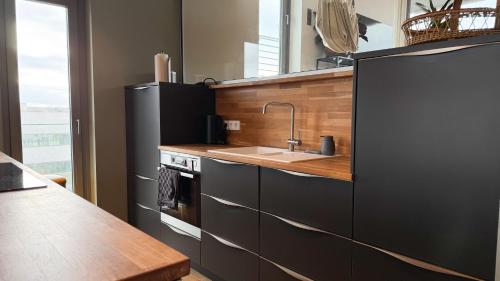 Stylish Riverfront Penthouse with Skyline View in 奧芬巴赫