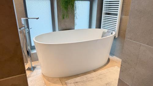 浴室, Stylish Riverfront Penthouse with Skyline View in 奧芬巴赫