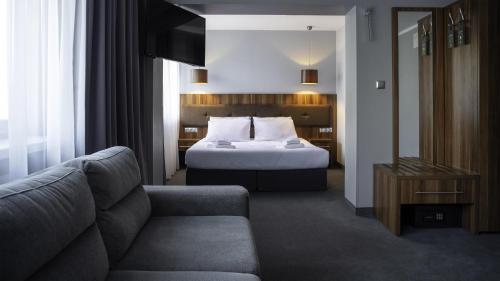 2 twin beds, 2 sofa beds
