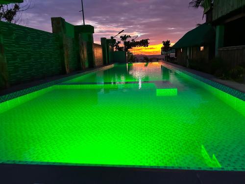 Beachfront Native house with pool in บูกานา