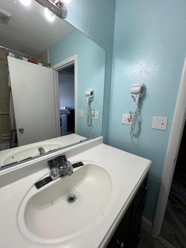 Ambassador Inn - image 7