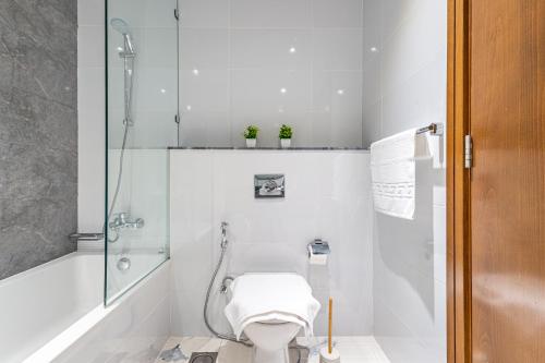 Best Business Bay Location - Direct Views of Canal and Al Khail Racecourse - 1 min from Al Habtoor P in Jumeirah