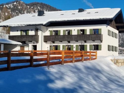 Zollhaus 65 1.2km von Birnbacherstraße entfernt