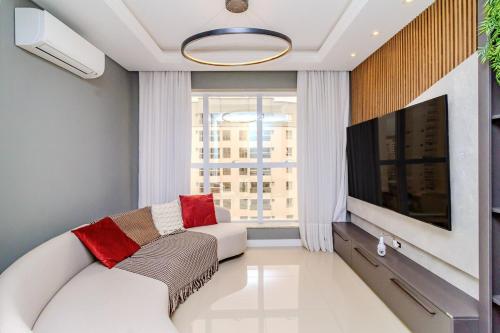 gedeelde lounge/tv-ruimte, LUXO 3 Suítes 500m Praia Churras Meia Praia (LUXO 3 Suites 500m Praia Churras Meia Praia) in Andorinha