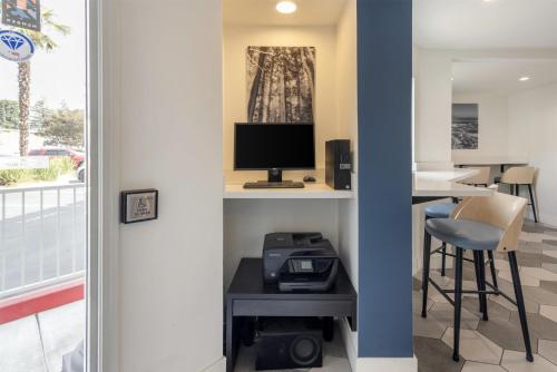 Best Western Plus Executive Suites - image 9