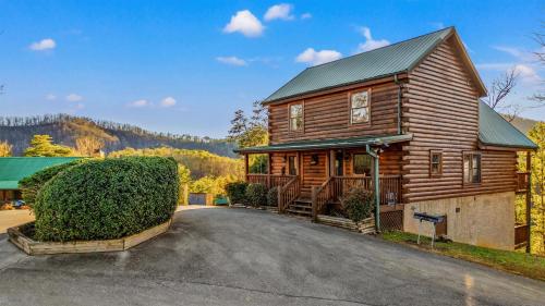 Spacious 4BR 4BA w Hot tub, Wi-Fi, HOA Pool, Pets