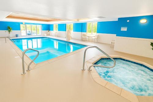 Swimming pool, Comfort Inn & Suites Geneva- West Chicago in Geneva (IL)