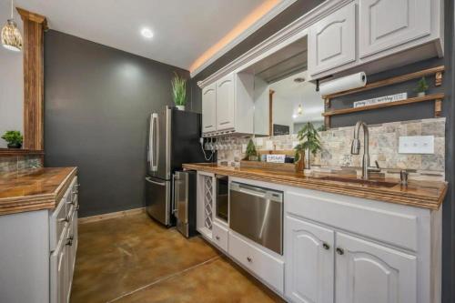 Lakeshore Retreat with Lake Lanier views & hot tub in 特賴恩 (NC)