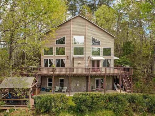 Lakeshore Retreat with Lake Lanier views & hot tub in 特賴恩 (NC)