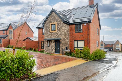 Spacious 4-Bed Contractor Home in Stoke Gifford, Bristol, with access to Bristol Parkway, free parking, and Wi-Fi gîte à louer ramada grange