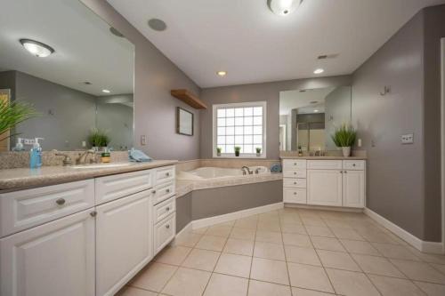 Lakeshore Retreat with Lake Lanier views & hot tub in 特賴恩 (NC)