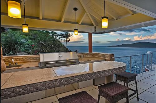 Villa Vista Oceanfront 4BR - Infinity Pool - Views in 洛溫倫德