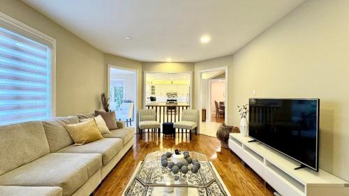 Designer 4BR Retreat, Luxe Living & Family-Friendly Fun – khách sạn tại Erin Mills