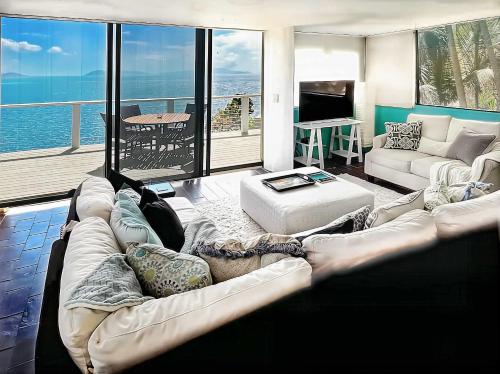 Villa Vista Oceanfront 4BR - Infinity Pool - Views in 洛溫倫德