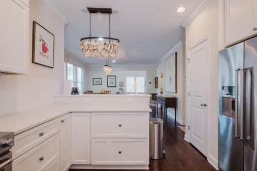 Kitchen, Mary Margaret Cottage - Spacious 4 Bed Coastal Home, Historic Old Town Bluffton near Pbbm Rosehill Ltd