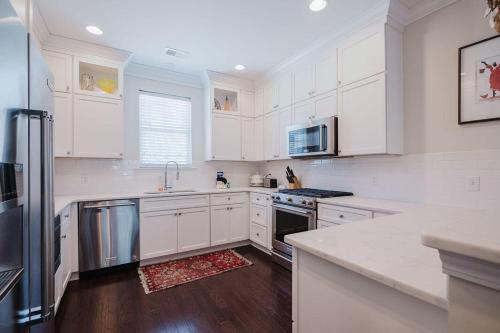 Kitchen, Mary Margaret Cottage - Spacious 4 Bed Coastal Home, Historic Old Town Bluffton near Pbbm Rosehill Ltd