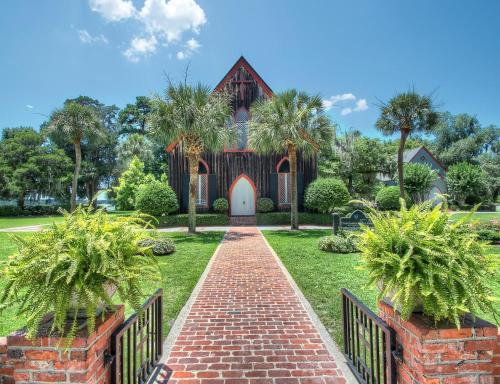 Exterior view, Mary Margaret Cottage - Spacious 4 Bed Coastal Home, Historic Old Town Bluffton near Pbbm Rosehill Ltd