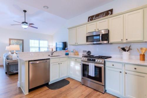 Kitchen, Calypso Cottage in Old Town Bluffton in the Heart of Historic Old Town near Pbbm Rosehill Ltd