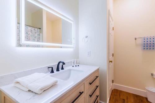 حمام, Calypso Cottage in Old Town Bluffton in the Heart of Historic Old Town in Bluffton