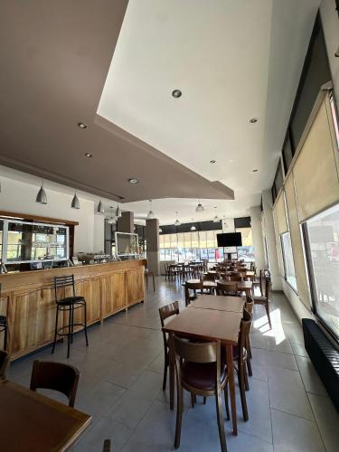 Shared lounge/TV area, Los Lagos Hotel in Sarmiento (Chubut)