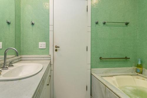 Mansão em Niterói com Piscina e Vista Mar | LD 58 (Mansao em Niteroi com Piscina e Vista Mar | LD 58) in Vital Brasil