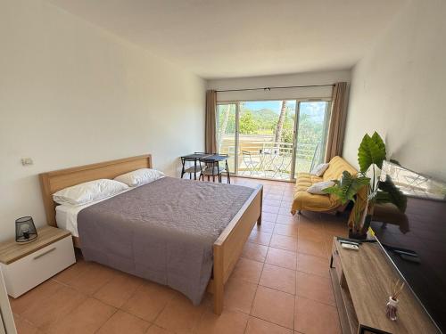Cozy Beachside Studio with Beach Access & Pool - Location saisonnière - Marigot