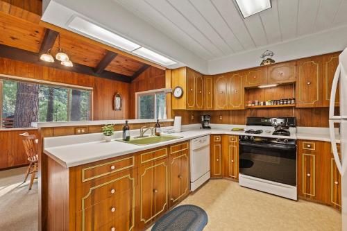 Cabin #10 in Pinecrest (CA)