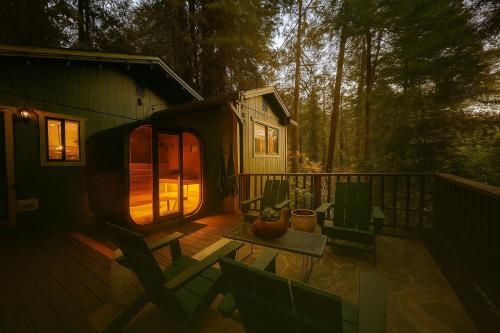 . Artists Perch: Modern Redwood Retreat with Outdoor Sauna